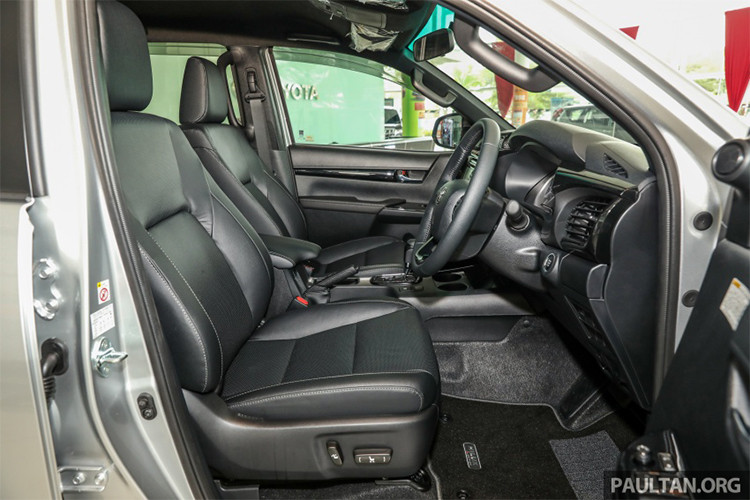 Bản động cơ 2.8L 1GD-FTV đạt công suất 177 mã lực tại 3.400v/ph và mô-men xoắn 450Nm tại 1.600-2.400v/ph kết hợp số tự động 6 cấp. 