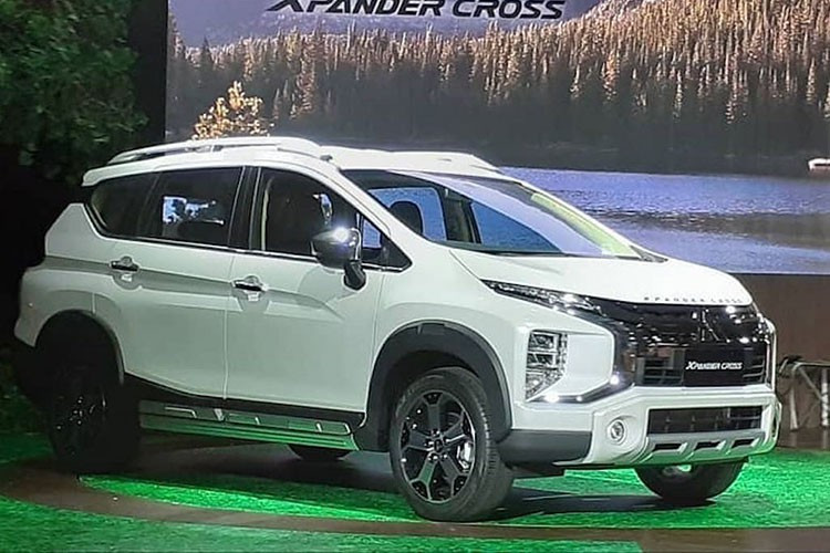 Là phiên bản cao cấp hơn của dòng MPV giá rẻ Mitsubishi Xpander, Xpander Cross thế hệ mới đã lần đầu tiên trình làng tại Indonesia vào hồi tháng 11 năm ngoái. Mẫu xe này ở hữu diện mạo như kết hợp giữa hai dòng MPV và SUV, chính vì vậy Mitsubishi Xpander Cross trông không quá khác biệt so với Xpander thường.