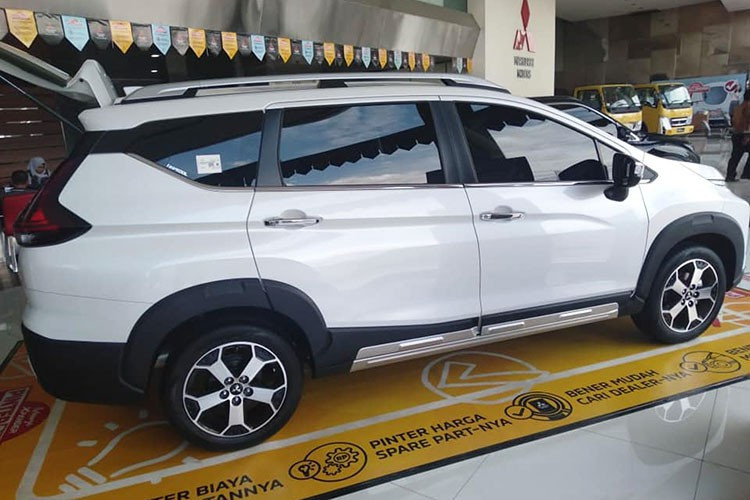Được thiết kế theo ngôn ngữ Dynamic Shield, Mitsubishi Xpander Cross 2020 có nẹp mạ crôm bao quanh lưới tản nhiệt trước, tạo hình chữ X, dải đèn LED định vị ban ngày thanh mảnh nằm trên và cụm đèn pha bên dưới. Trên cản trước còn tích hợp cụm đèn sương mù hình tròn giống Mitsubishi Xpander thường.