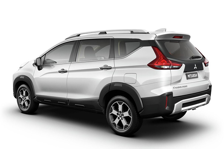 Hiện giá xe Mitsubishi Xpander Cross 2020 tại Việt Nam vẫn chưa được công bố. Trong khi đó, tại thị trường Indonesia, mẫu xe này có giá dao động từ 267.7 - 277,7 triệu Rupiah (khoảng 441 - 458 triệu đồng). Đây được xem là đối thủ mạnh, sẽ cạnh tranh với Toyota Rush và Suzuki XL7 sắp ra mắt vào tháng 4 tới.