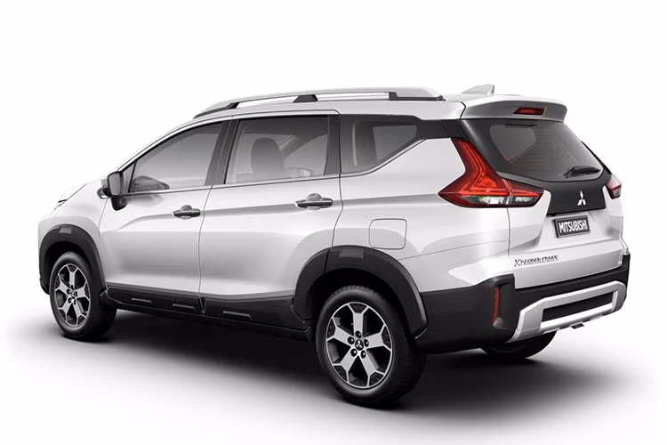 Hiện giá xe Mitsubishi Xpander Cross 2020 tại Việt Nam vẫn chưa được công bố. Trong khi đó, tại thị trường Indonesia, mẫu xe này có giá dao động từ 267.7 - 277,7 triệu Rupiah (khoảng 441 - 458 triệu đồng). Đây được xem là đối thủ mạnh, sẽ cạnh tranh với Toyota Rush và Suzuki XL7 sắp ra mắt vào tháng 4 tới.