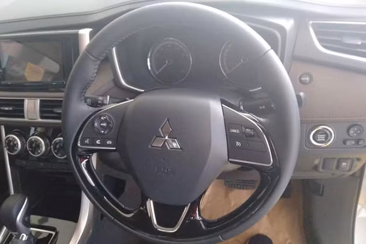 Các trang bị an toàn trên xe bao gồm: 02 túi khí, phanh ABS/BA/EBD, cân bằng điện tử, khởi hành ngang dốc, chức năng chống trộm và camera lùi... Xe sử dụng chung động cơ 4cyl dung tích 1.5L hút khí tự nhiên (N/A) cho công suất tối đa 102 mã lực và mô-men xoắn cực đại 141Nm, đi cùng hộp số tự động 4 cấp (4 AT) và sàn 5 cấp (5MT) và hệ dẫn động cầu trước (FWD) tương tự như Xpander.