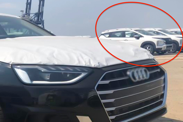 Lô xe Mitsubishi Xpander Cross 2020 mới vừa được phát hiện tại cảng Hiệp Phước, Huyện Nhà Bè, TP HCM. Lô xe nhập khẩu trực tiếp từ nhà máy Mitsubishi Krama Yudha ở Cikarang, Indonesia. Hiện tại lô xe đang chờ hoàn tất các khâu thủ tục thông quan. và chờ ngày ra mắt tại thị trường Việt Nam. 