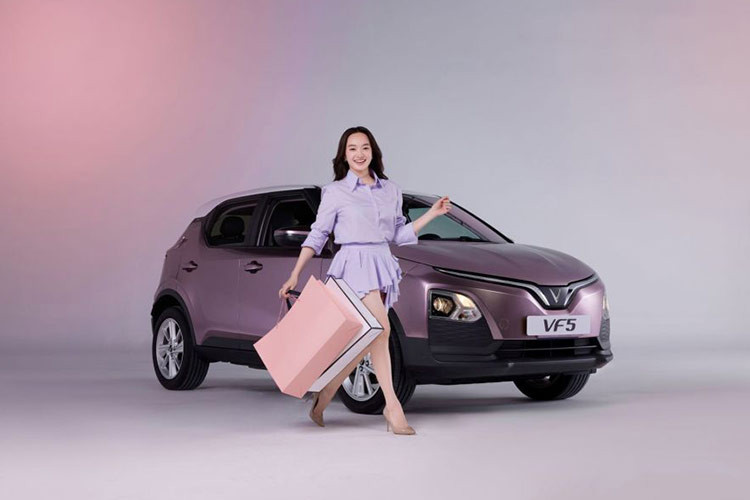 Riêng cư dân Vinhomes sở hữu VF5 Plus sẽ có đặc quyền gửi xe và sạc điện miễn phí ở các bãi đỗ của Vinhomes trong vòng 2 năm tới. Trường hợp cư dân chọn sạc tại nhà sẽ được Vingroup hỗ trợ lắp sạc tại nhà với chi phí hỗ trợ lên đến 10.000.000 đồng/hộ, cấp 900.000 đồng/xe/tháng chi phí sạc từ nay đến hết ngày 01/07/2026. Các chủ xe điện VinFast ở chung cư Vinhomes sẽ được ưu tiên bố trí suất gửi xe nếu còn chỗ.