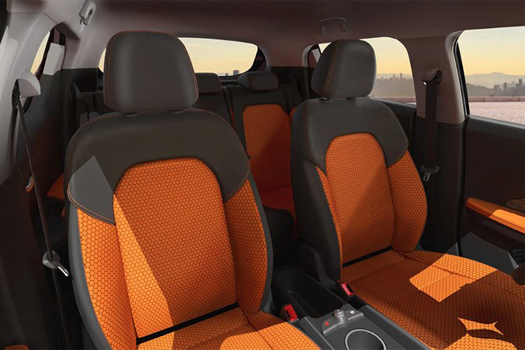 Về chi phí vận hành, khách hàng có thể thuê pin để tối ưu chi phí ban đầu theo 3 mốc tương ứng với quãng đường di chuyển trong tháng, từ 1,2 triệu đồng/tháng (đi dưới 1.500 km); 1,6 triệu đồng/tháng (từ 1.500 km đến 3.000 km); và 2,7 triệu đồng/tháng (từ 3.000 km trở lên).