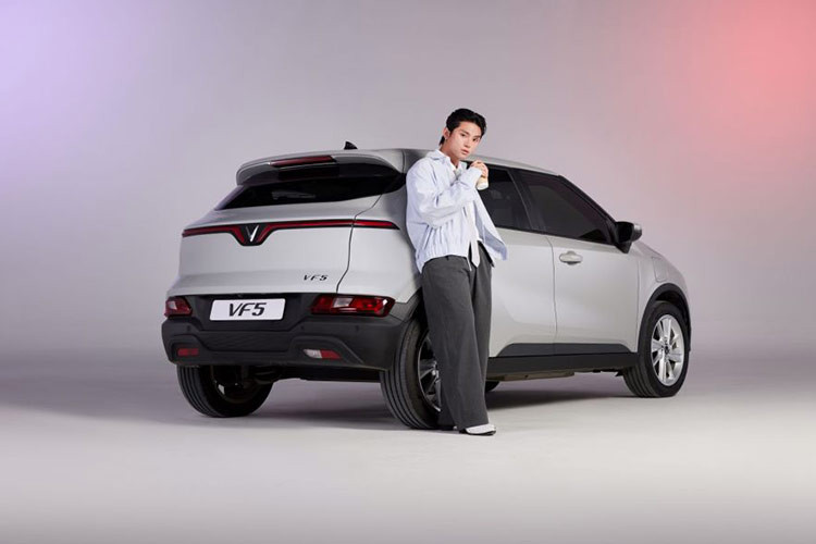 Đặc biệt, cộng hưởng lợi ích từ chương trình “Mãnh liệt Tinh thần Việt Nam - Vì Tương lai Xanh” mới được Vingroup triển khai có hiệu lực hôm nay (01/07/2024), khách hàng mua VF5 Plus cũng sẽ nhận thêm rất nhiều đặc quyền như gửi xe miễn phí (dưới 5 tiếng) và ưu tiên đỗ tại mọi địa điểm thuộc hệ sinh thái Vingroup (đến hết 01/07/2026); được sạc pin miễn phí tại các trạm sạc V-GREEN (đến hết 01/07/2025).