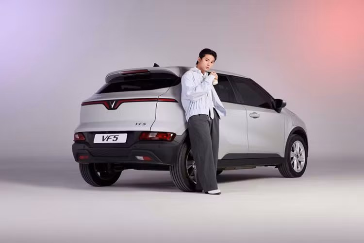 Đặc biệt, cộng hưởng lợi ích từ chương trình “Mãnh liệt Tinh thần Việt Nam - Vì Tương lai Xanh” mới được Vingroup triển khai có hiệu lực hôm nay (01/07/2024), khách hàng mua VF5 Plus cũng sẽ nhận thêm rất nhiều đặc quyền như gửi xe miễn phí (dưới 5 tiếng) và ưu tiên đỗ tại mọi địa điểm thuộc hệ sinh thái Vingroup (đến hết 01/07/2026); được sạc pin miễn phí tại các trạm sạc V-GREEN (đến hết 01/07/2025).