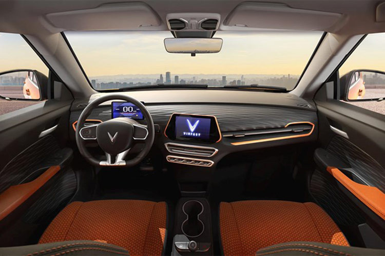 Về động cơ, xe có công suất 134 mã lực, mô-men xoắn 135 Nm, mạnh nhất phân khúc SUV cỡ A, đảm bảo di chuyển tối đa 326,4 km (theo NEDC) sau một lần sạc đầy. VF5 Plus cũng được trang bị những tiện nghi, an toàn hàng đầu phân khúc như hệ thống 6 túi khí, giám sát hành trình, cảnh báo điểm mù, cảnh báo giao thông phía sau, trợ lý ảo tiếng Việt điều khiển bằng giọng nói…