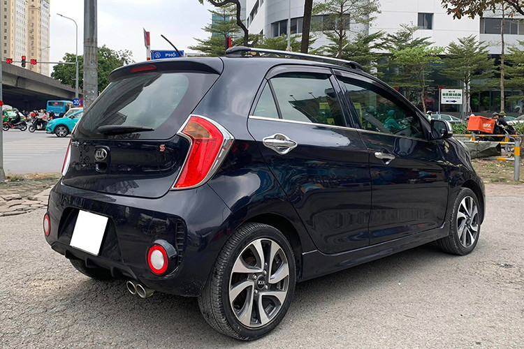 Chi phí mua xe Kia Morning đã qua sử dụng cũng thấp hơn so với người mua xe mới. Cụ thể, người mua xe cũ chỉ mất khoản lệ phí trước bạ, tương đương 2% giá trị còn lại của chiếc xe và một khoản tiền nhỏ lệ phí cấp đổi giấy đăng ký, biển số xe. Đây cũng chính là lý do giúp KIA Morning thanh khoản tốt trên thị trường xe cũ.