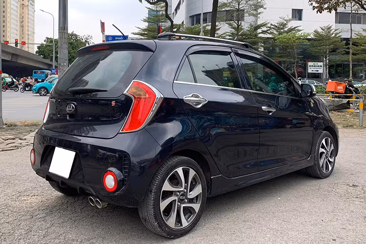 Chi phí mua xe Kia Morning đã qua sử dụng cũng thấp hơn so với người mua xe mới. Cụ thể, người mua xe cũ chỉ mất khoản lệ phí trước bạ, tương đương 2% giá trị còn lại của chiếc xe và một khoản tiền nhỏ lệ phí cấp đổi giấy đăng ký, biển số xe. Đây cũng chính là lý do giúp KIA Morning thanh khoản tốt trên thị trường xe cũ.