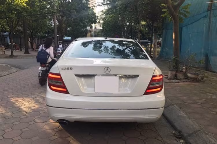 Chiếc Mercedes-Benz C250 trong bài sở hữu ngoại thất màu trắng, nội thất màu đen. Các chi tiết thiết kế ngoại thất được chủ nhân giữ gìn khá tốt.