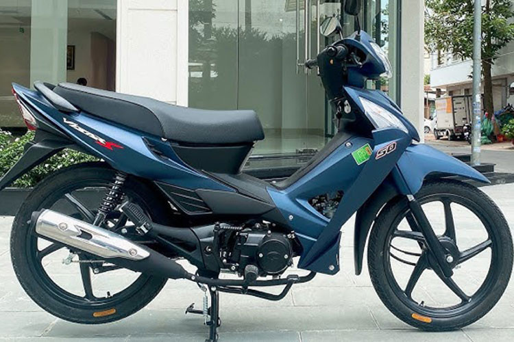 Xe máy số Kymco Visar S 50 có ba phiên bản khác nhau: Visar S, Visar S (KF), và Visar S (G), tất cả đều nổi bật với mức tiêu thụ nhiên liệu cực kỳ tiết kiệm: 1,45 lít/100 km, 1,46 lít/100 km và 1,34 lít/100 km, mang lại sự tiện lợi cho người sử dụng trong việc di chuyển hằng ngày.