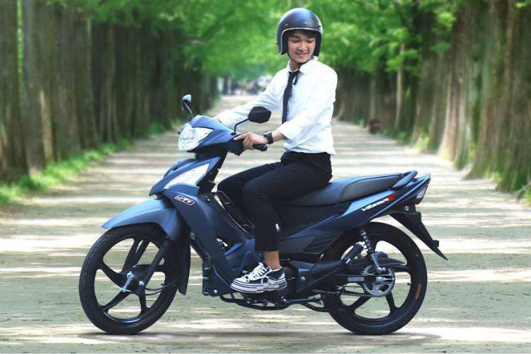 Tại Việt Nam, các mẫu xe số bình dân luôn thu hút đông đảo sự quan tâm của người tiêu dùng. Trong phân khúc 100cc, Honda Wave Alpha và Yamaha Sirius Fi đã chiếm lĩnh thị trường. Còn ở phân khúc 50cc, các mẫu xe của SYM và Kymco vẫn chiếm ưu thế. Mới đây, hãng xe máy Đài Loan tiếp tục khẳng định vị thế của mình với mẫu xe Kymco Visar S 50 2025 mới.