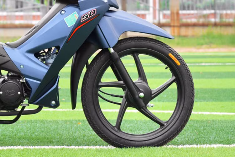 Các điểm nhấn của xe như vành đúc thể thao, ốp bô chống nóng hiệu quả, và trọng lượng xe chỉ 94 kg giúp người sử dụng dễ dàng kiểm soát và di chuyển. 