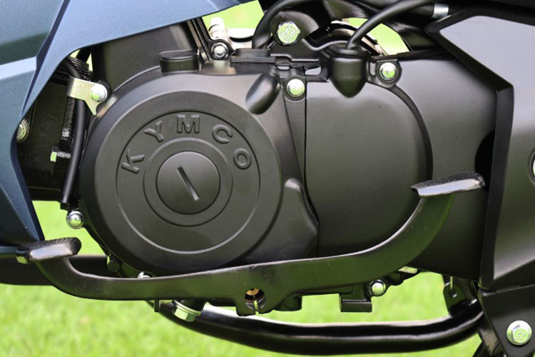 Xe sở hữu động cơ với công suất cực đại 1,8 kW tại 7500 vòng/phút và mô-men xoắn cực đại 2,8 Nm tại 5500 vòng/phút, mang lại sự ổn định và an toàn khi sử dụng.