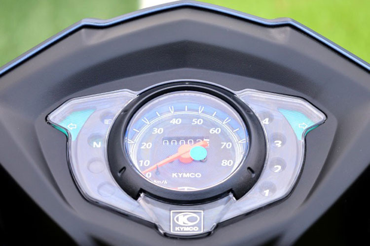 Mẫu xe này có mặt đồng hồ hiện đại, cụm đèn hậu tích hợp đèn báo rẽ, cùng với cốp đựng đồ tiện ích dưới yên xe. Phía sau yên còn có tay vịn chắc chắn, tạo cảm giác an toàn cho người ngồi sau.