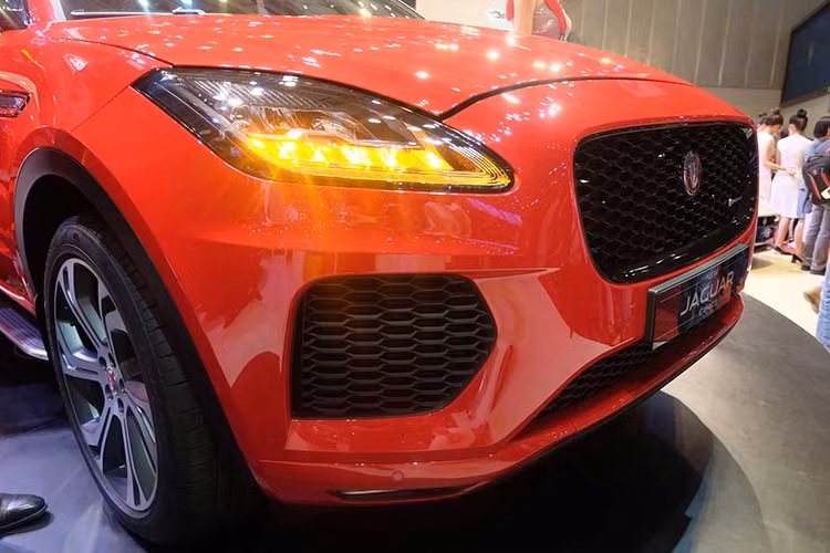Ở phía trước, chiếc xe có lưới tản nhiệt rộng ngang và thẳng đứng đặc trưng Jaguar, nhưng lại sở hữu cụm đèn pha LED kéo về phía sau và cản trước "ngầu" như xe thể thao F-Type. Sự năng động và thể thao của E-Pace còn được thể hiện ở vòm mui cong dạng coupe, các hốc bánh lớn cùng cửa kính bên vuốt về phía sau. 