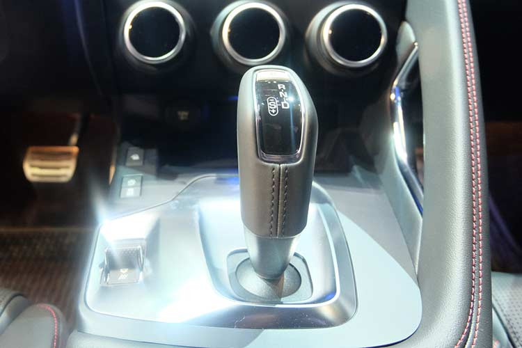 Nội thất của xe không chỉ lớn mà còn được hãng xe Jaguar thiết kế hướng tới sự tiện dụng và năng động với 2 hộc để điện thoại cùng một loạt các ngăn chứa đồ khác. Khách hàng có thể đặt tối đa 5 cổng sạc USB (2 trước, 3 sau) và 4 ổ điện 12V để sạc cùng lúc 8 thiết bị di động khác nhau.