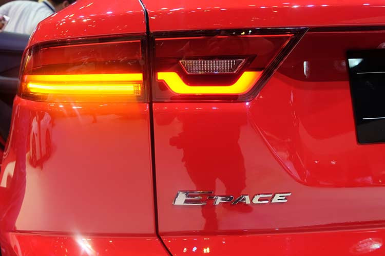 Nét tương đồng với "đàn anh" F-Pace được thể hiện rõ qua phần đuôi xe với cặp đèn hậu LED kéo dài thanh mảnh và cánh đuôi trên kính chắn gió sau. Nằm bên dưới là cản hậu cũng được thiết kế thể thao với miệng ống xả kép nằm đối xứng hai bên và bao quanh bởi nhựa ốp màu đen "giả" vân lưới tản nhiệt.