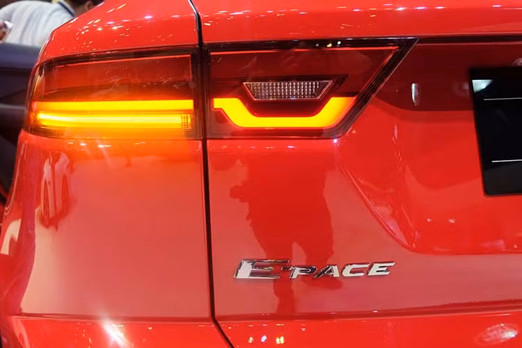 Nét tương đồng với "đàn anh" F-Pace được thể hiện rõ qua phần đuôi xe với cặp đèn hậu LED kéo dài thanh mảnh và cánh đuôi trên kính chắn gió sau. Nằm bên dưới là cản hậu cũng được thiết kế thể thao với miệng ống xả kép nằm đối xứng hai bên và bao quanh bởi nhựa ốp màu đen "giả" vân lưới tản nhiệt.