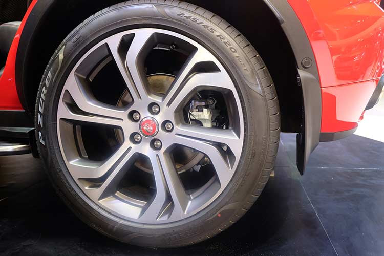 Với chiều dài ngắn hơn 4,4 mét, E-Pace thậm chí còn ngắn hơn vài cm so với mẫu hatchback hạng C Focus. Các tùy chọn mâm đúc dạng đa chấu với đường kính từ 17 tới 21 inch càng khiến chiếc xe trở nên nổi bật hơn.