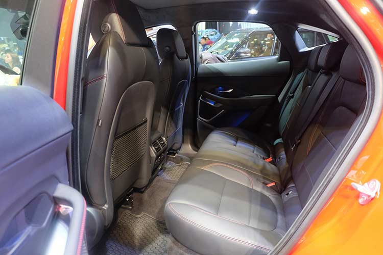 Do sử dụng hệ thống treo sau dạng Integral Link (liên kết tích hợp) giống F-Pace và Land Rover Discovery Sport, E-Pace có khoang hành lý rộng đáng ngạc nhiên. Dù chỉ có 5 chỗ nhưng thể tích khoang hành lý phía sau của xe đạt 577 lít, chưa kể tới 93 lít có thể mở rộng bên dưới nếu không có bánh dự phòng. Cabin cũng có cảm giác rộng rãi hơn nhờ mui kính.