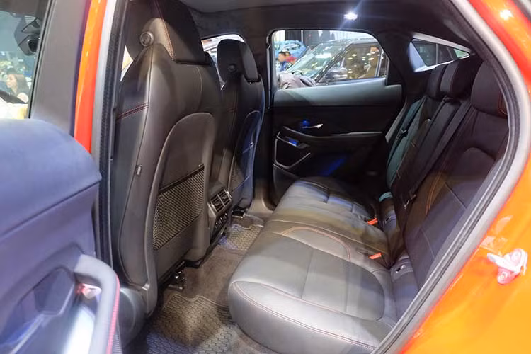 Do sử dụng hệ thống treo sau dạng Integral Link (liên kết tích hợp) giống F-Pace và Land Rover Discovery Sport, E-Pace có khoang hành lý rộng đáng ngạc nhiên. Dù chỉ có 5 chỗ nhưng thể tích khoang hành lý phía sau của xe đạt 577 lít, chưa kể tới 93 lít có thể mở rộng bên dưới nếu không có bánh dự phòng. Cabin cũng có cảm giác rộng rãi hơn nhờ mui kính.