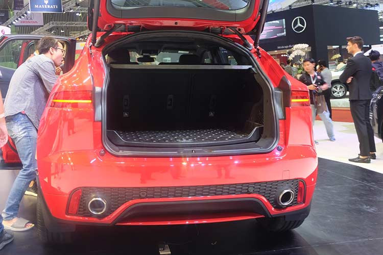 Xe sở hữu động cơ Ingenium xăng và dầu cùng hệ dẫn động tuỳ chọn AWD hoặc cầu trước. Động cơ xăng turbo Ingenium cho công suất 296 mã lực, khả năng tăng tốc từ 0-100km/h chỉ trong 6,4 giây trước khi đạt tốc độ tối đa đạt 243 km/h. Ở phiên bản động cơ Ingenmium dầu, hệ thống dẫn động cầu trước cho công suất 148 mã lực.