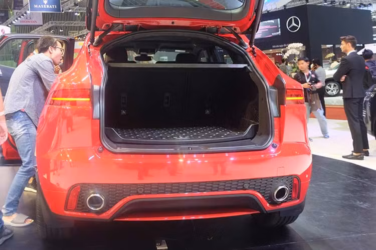 Xe sở hữu động cơ Ingenium xăng và dầu cùng hệ dẫn động tuỳ chọn AWD hoặc cầu trước. Động cơ xăng turbo Ingenium cho công suất 296 mã lực, khả năng tăng tốc từ 0-100km/h chỉ trong 6,4 giây trước khi đạt tốc độ tối đa đạt 243 km/h. Ở phiên bản động cơ Ingenmium dầu, hệ thống dẫn động cầu trước cho công suất 148 mã lực.