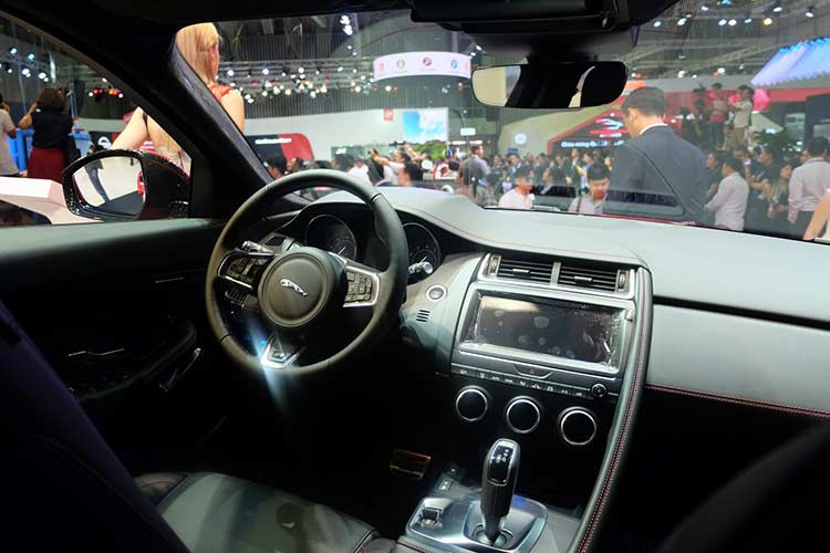 Giống như các dòng xe khác của thương hiệu xe sang Jaguar hiện nay, nội thất E-Pace được thiết kế đơn giản nhưng sang trọng và trang nhã. Vô-lăng 3 chấu bọc da là chi tiết hiếm hoi mang phong cách thể thao trong cabin; toàn bộ nội thất được bọc trong da cao cấp với tùy chọn chỉ thêu tương phản và ốp trang trí màu chrome mờ.