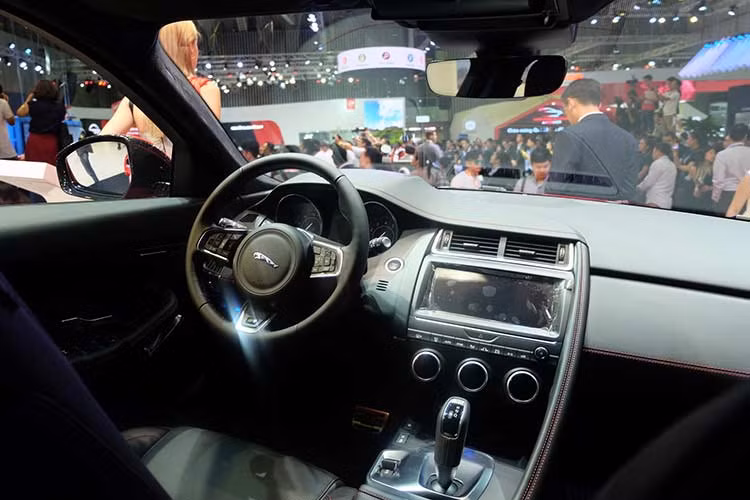 Giống như các dòng xe khác của thương hiệu xe sang Jaguar hiện nay, nội thất E-Pace được thiết kế đơn giản nhưng sang trọng và trang nhã. Vô-lăng 3 chấu bọc da là chi tiết hiếm hoi mang phong cách thể thao trong cabin; toàn bộ nội thất được bọc trong da cao cấp với tùy chọn chỉ thêu tương phản và ốp trang trí màu chrome mờ.