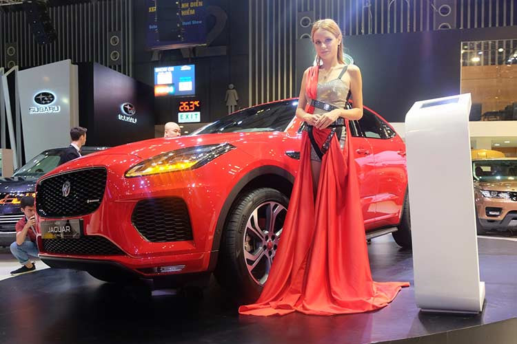 Ra mắt toàn cầu từ tháng 7/2017 nhưng phải tới tháng 10/2018, mẫu SUV cỡ nhỏ tới từ Anh Quốc là Jaguar E-Pace mới chính thức ra mắt tại Việt Nam. Tại thị trường châu Âu, Jaguar E-Pace được đặt ngang phân khúc với BMW Q3, BMW X1, Mercedes-Benz GLA và Volvo XC40.
