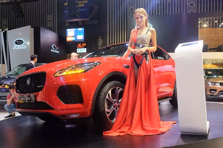 Ra mắt toàn cầu từ tháng 7/2017 nhưng phải tới tháng 10/2018, mẫu SUV cỡ nhỏ tới từ Anh Quốc là Jaguar E-Pace mới chính thức ra mắt tại Việt Nam. Tại thị trường châu Âu, Jaguar E-Pace được đặt ngang phân khúc với BMW Q3, BMW X1, Mercedes-Benz GLA và Volvo XC40.