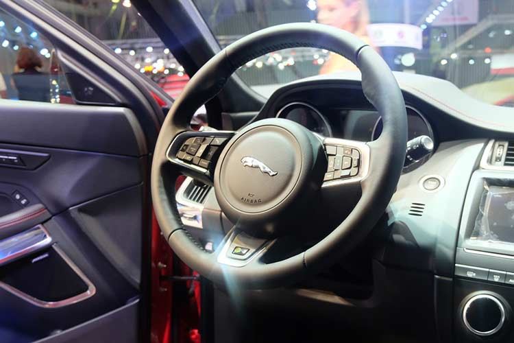 Tùy từng phiên bản, chiếc xe sẽ được trang bị hệ thống thông tin giải trí Touch Pro với màn hình cảm ứng 10 hoặc 12 inch, cùng với 2 lựa chọn dàn âm thanh hi-end Meridian khác nhau. Người mua xe còn có thể đặt hàng tùy chọn bộ phát wifi sử dụng SIM 4G LTE với khả năng hỗ trợ 8 thiết bị kết nối cùng lúc.