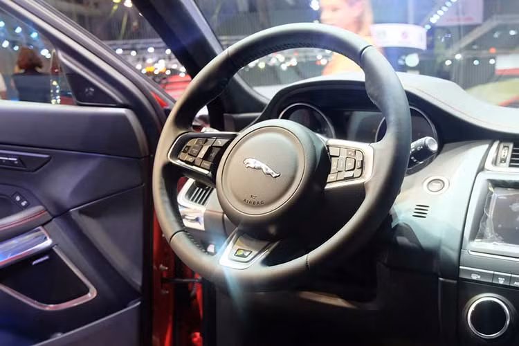 Tùy từng phiên bản, chiếc xe sẽ được trang bị hệ thống thông tin giải trí Touch Pro với màn hình cảm ứng 10 hoặc 12 inch, cùng với 2 lựa chọn dàn âm thanh hi-end Meridian khác nhau. Người mua xe còn có thể đặt hàng tùy chọn bộ phát wifi sử dụng SIM 4G LTE với khả năng hỗ trợ 8 thiết bị kết nối cùng lúc.