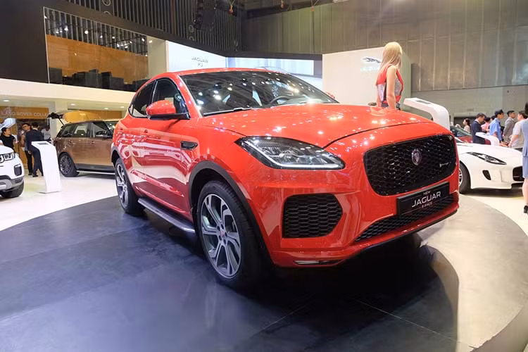 Tại thị trường Việt Nam, xe hiện được nhập khẩu và phân phối chính hãng với hai phiên bản, E-PACE S và E-PACE First Edition, động cơ xăng Si4 2.0L, hộp số tự động 8 cấp cho công suất 249 mã lực, mô-men xoắn cực đại 365N/m. Giá bán Jaguar E-Peace mới (đã bao gồm các tùy chọn thêm theo xe) từ 2,959 tỷ đồng.