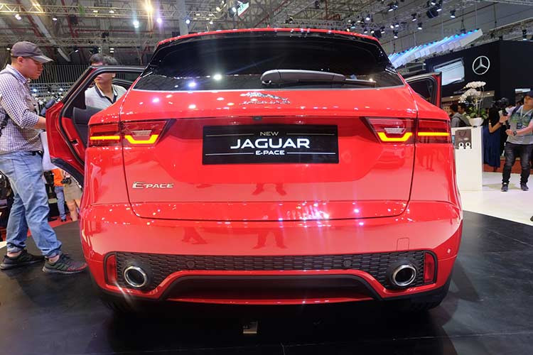 Jaguar E-Pace được tích hợp các công nghệ an toàn và hỗ trợ lái mới nhất bao gồm một camera thu phát để can thiệp hệ thống phanh khẩn cấp tự động tiên tiến, cũng như để phát hiện người đi bộ, hỗ trợ giữ làn đường và hệ thống Nhận diện biển báo giao thông, kiểm soát tốc độ thông minh và Hệ thống giám sát tình trạng người lái...