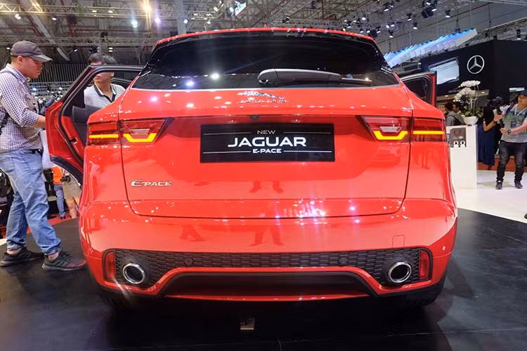 Jaguar E-Pace được tích hợp các công nghệ an toàn và hỗ trợ lái mới nhất bao gồm một camera thu phát để can thiệp hệ thống phanh khẩn cấp tự động tiên tiến, cũng như để phát hiện người đi bộ, hỗ trợ giữ làn đường và hệ thống Nhận diện biển báo giao thông, kiểm soát tốc độ thông minh và Hệ thống giám sát tình trạng người lái...