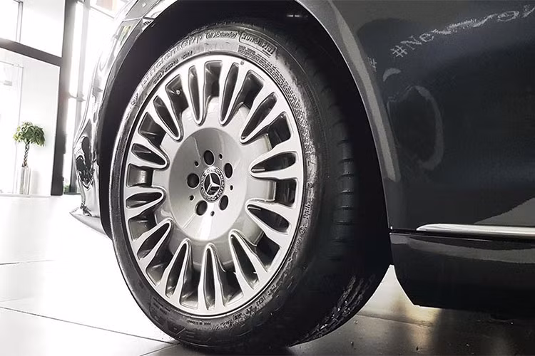 Sedan hạng sang Mercedes-Benz S450L Luxury nguyên bản sau khi được lắp bộ mâm kích thước 19 inch (66R), bộ mâm mới của Mercedes-Maybach giúp tăng thêm vẻ sang trọng và lộng lẫy cho chiếc sedan cỡ lớn nhằm thu hút khách hàng hơn, bên cạnh đó nó cũng cá tính hơn.