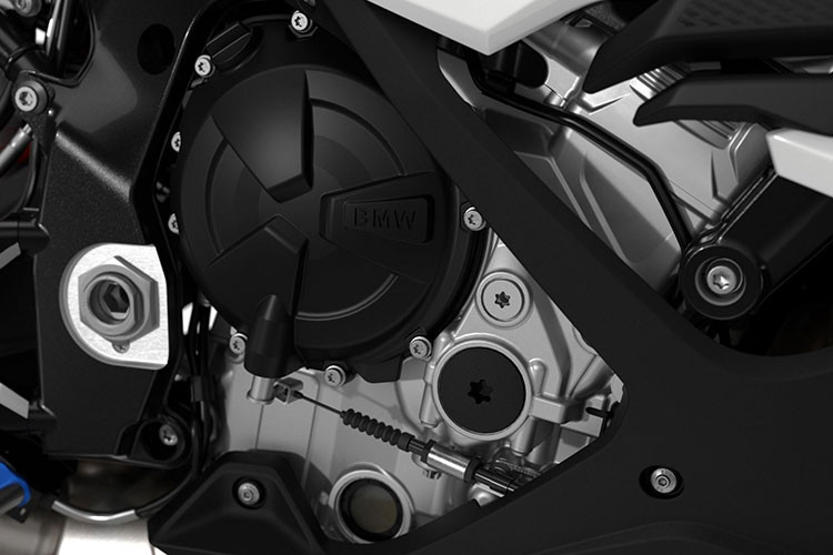 Ngoài ra, hệ thống phanh ABS Pro đã nhận được chức năng hỗ trợ trượt phanh, cho phép người lái thiết lập một góc trượt cụ thể, gọi là trượt phanh trong khi trượt vào các góc ở tốc độ duy trì. 