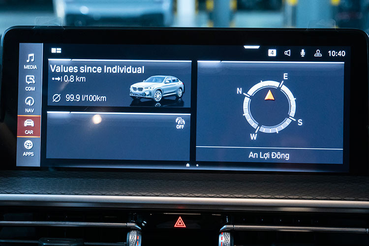 Bên cạnh đó, xe còn có các chi tiết trang trí mới được mạ nhôm Rhombicle trên các khe hút gió điều hòa, hệ thống đèn viền nội thất Ambient Light được trang bị tiêu chuẩn với chức năng thay đổi màu sắc theo cảm xúc người lái và cửa sổ trời Panorama.