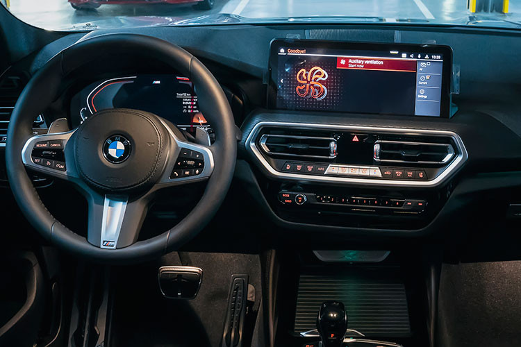 BMW X4 mới được trang bị tiêu chuẩn hệ thống BMW Live Cockpit Professional. Hệ thống bao gồm màn hình điều khiển trung tâm 12,3 inch tích hợp chức năng cảm ứng và bảng đồng hồ kỹ thuật số 12,3 inch có độ phân giải cao ở phía sau vô lăng. Hệ thống BMW Live Cockpit Professional cũng tích hợp thêm tính năng kết nối không dây với điện thoại thông qua Apple CarPlay.