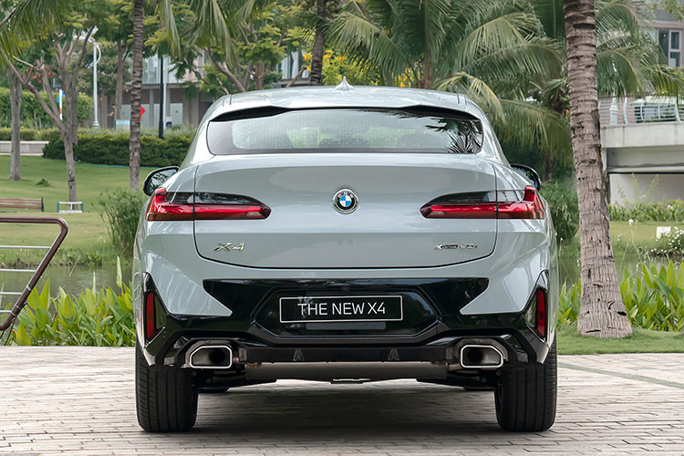 Với gói trang bị M Sport, cản trước và các chi tiết hốc gió, viền chân kính cửa sổ trên BMW X4 thế hệ mới được sơn màu đen bóng cao cấp đồng thời được trang trí thêm logo M Sport ở thân xe. Ngoài ra, tấm chắn ở cản sau xe cũng được phủ lớp sơn đen tương tự.
