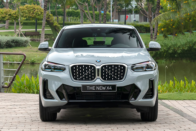 Cản trước của BMW X4 mới được thiết kế hiện đại hơn, tạo điểm nhấn với khe hút gió hình thang đối xứng giúp xe gia tăng tính khí động học. Tấm chắn phía sau xe có vẻ ngoài gọn gàng kết hợp với chi tiết phản quang được thiết kế dọc.