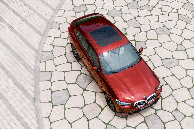 Hệ thống hỗ trợ lái trên BMW X4 mới cũng được nâng cấp với gói hỗ trợ đỗ xe tiêu chuẩn (Parking Assistant) bao gồm tính năng hỗ trợ đỗ xe song song và hỗ trợ lùi xe với đoạn đường dài đến 50m. Ngoài ra, BMW X4 mới cũng được trang bị những tính năng như BMW Active Protection, hệ thống ổn định thân xe điện tử DSC và hệ thống giám sát áp suất lốp...