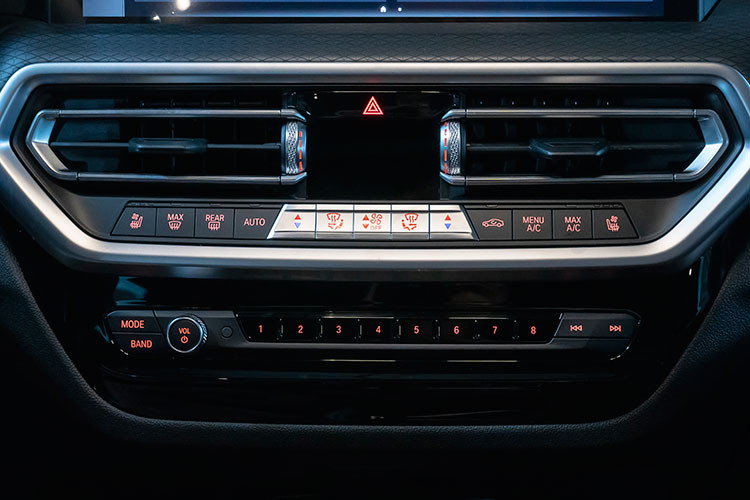 Xe được trang động cơ 2.0L 4 xi-lanh thẳng hàng, công nghệ tăng áp BMW TwinPower Turbo cho công suất cực đại 184 hp tại dải vòng tua 5.000 – 6.500 v/p và mô-men xoắn cực đại 300 Nm tại dải vòng tua 1.350 – 4.000 v/p. Kết hợp với hộp số Steptronic Sport 8 cấp với lẫy chuyển số được tích hợp sau tay lái, xe có khả năng tăng tốc từ 0-100 km/ h trong vòng 8,3 giây, trước khi đạt tốc độ tối đa 215 km/h. 