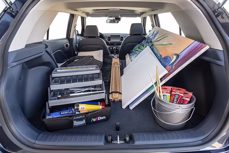 Hãng xe ôtô Hyundai hiện vẫn khá kín tiếng về hệ động lực của Venue, nhưng hãng cho biết chiếc xe được trang bị động cơ 1.6l 4 xi-lanh thẳng hàng nạp khí tự nhiên thuộc họ Gamma quen thuộc, nhưng được nâng cấp với công nghệ tiết kiệm nhiên liệu Smartstream để đạt mức tiêu thụ trung bình hỗn hợp chỉ 7,12l/100km.