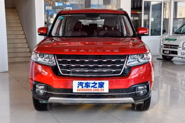 Là một thương hiệu nổi tiếng, hãng xe địa hình Anh Quốc Land Rover cùng chi nhánh xe sang Range Rover khá được ưa chuộng trong giới nhà giàu tại Trung Quốc. Tuy nhiên, cũng chính vì vậy mà những sản phẩm của họ thường xuyên bị các công ty Trung Quốc nhái lại thiết kế.
