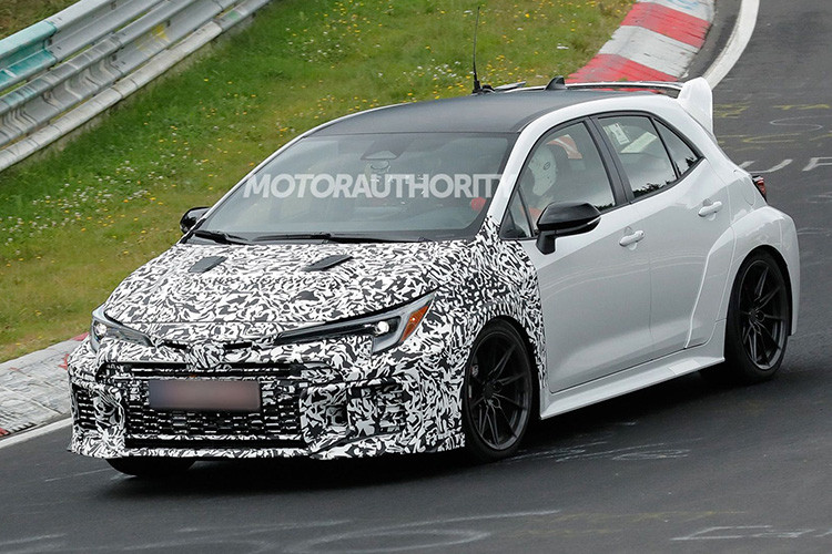 Ngoài ra, các hốc hút gió lớn hơn, giúp làm mát động cơ hiệu quả hơn. Chắn bùn rộng hơn, tạo vẻ bề thế và tăng khả năng bám đường. Bộ mâm hợp kim thiết kế mới, mang đến phong cách thể thao hơn. Lỗ thông hơi trên nắp ca-pô và hốc gió bên, tối ưu khả năng tản nhiệt cho xe.