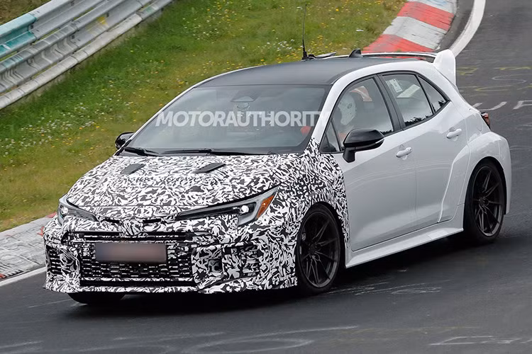 Ngoài ra, các hốc hút gió lớn hơn, giúp làm mát động cơ hiệu quả hơn. Chắn bùn rộng hơn, tạo vẻ bề thế và tăng khả năng bám đường. Bộ mâm hợp kim thiết kế mới, mang đến phong cách thể thao hơn. Lỗ thông hơi trên nắp ca-pô và hốc gió bên, tối ưu khả năng tản nhiệt cho xe.